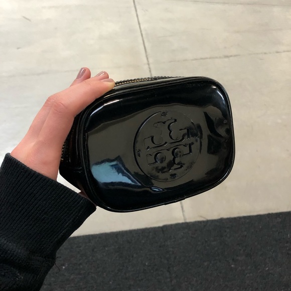 Tory Burch patent black leather cosmetic case - Picture 2 of 6